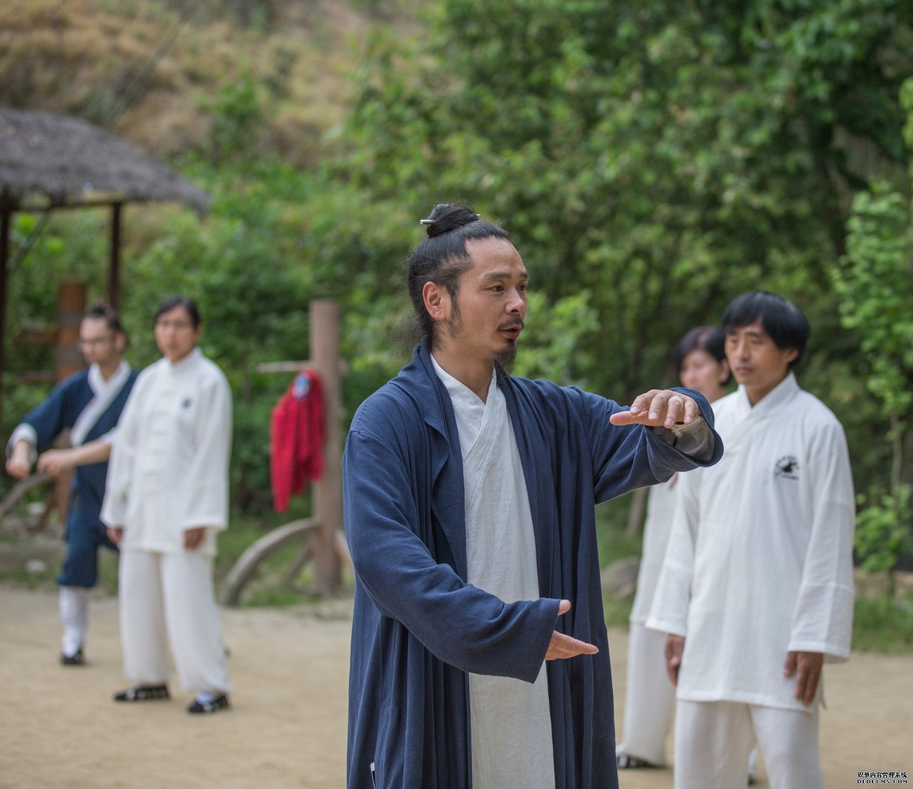 <b>Բ���˶��켣˵</b>